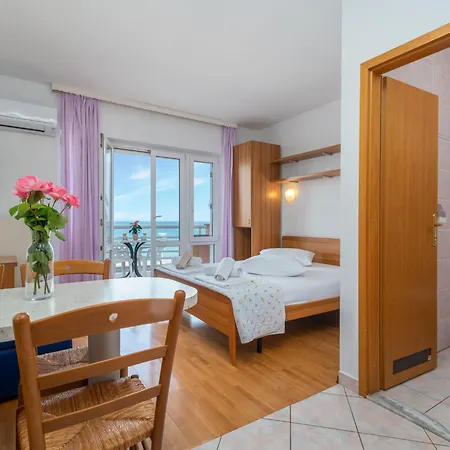 Jerkan 12 By Interhome